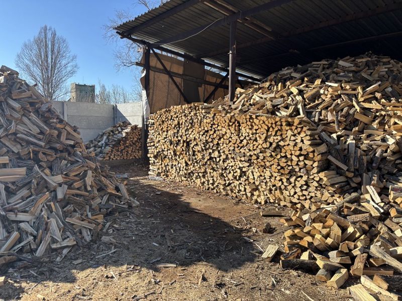 Склад дубових дров &mdash; продаж колотих дров дуба у Чернігові