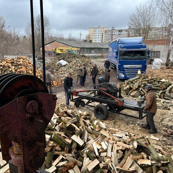 Колоті дрова сосни навалом у машині &mdash; доставка дров по Чернігову